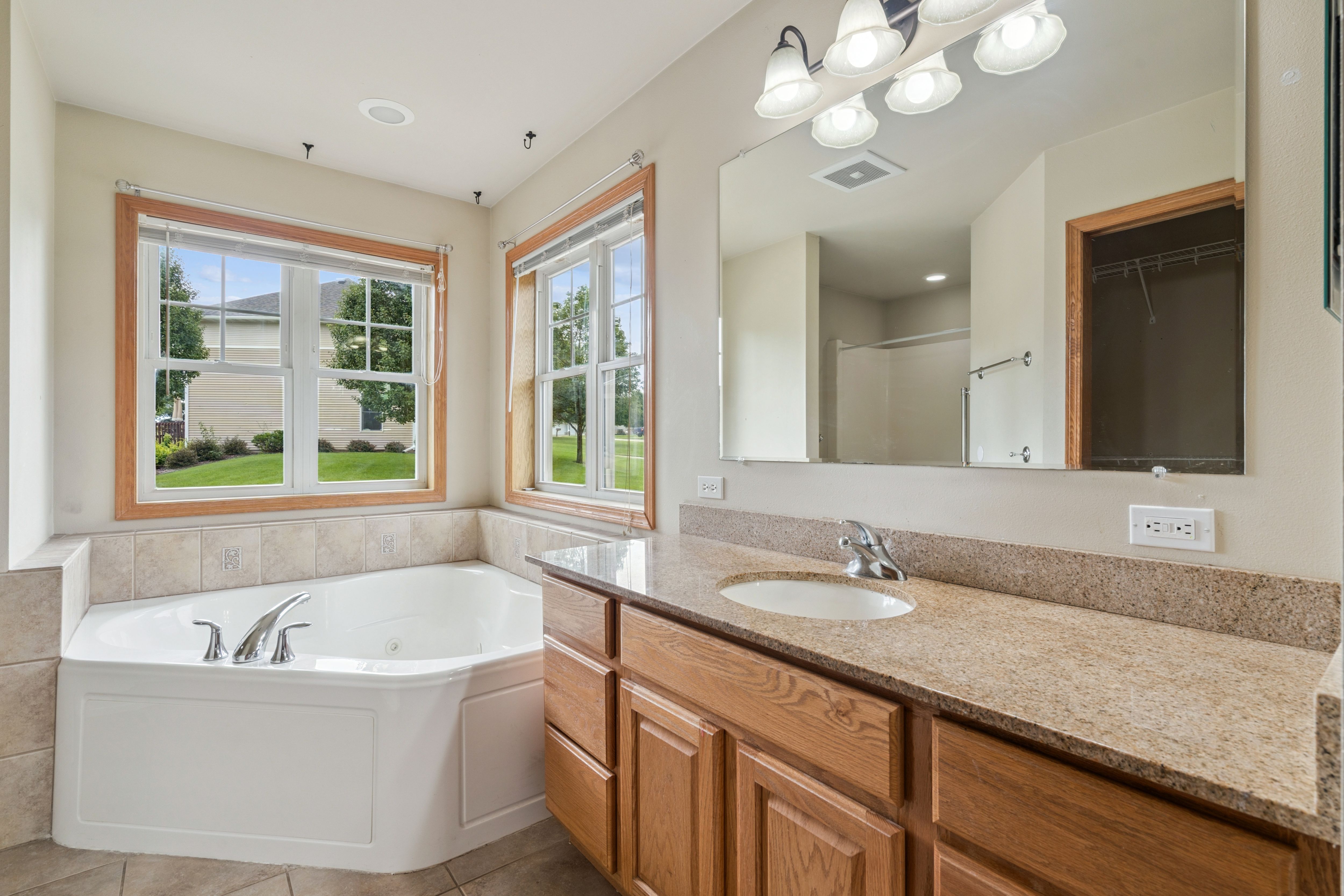 Listing Photo: 28-179 780 Country Club Ct
